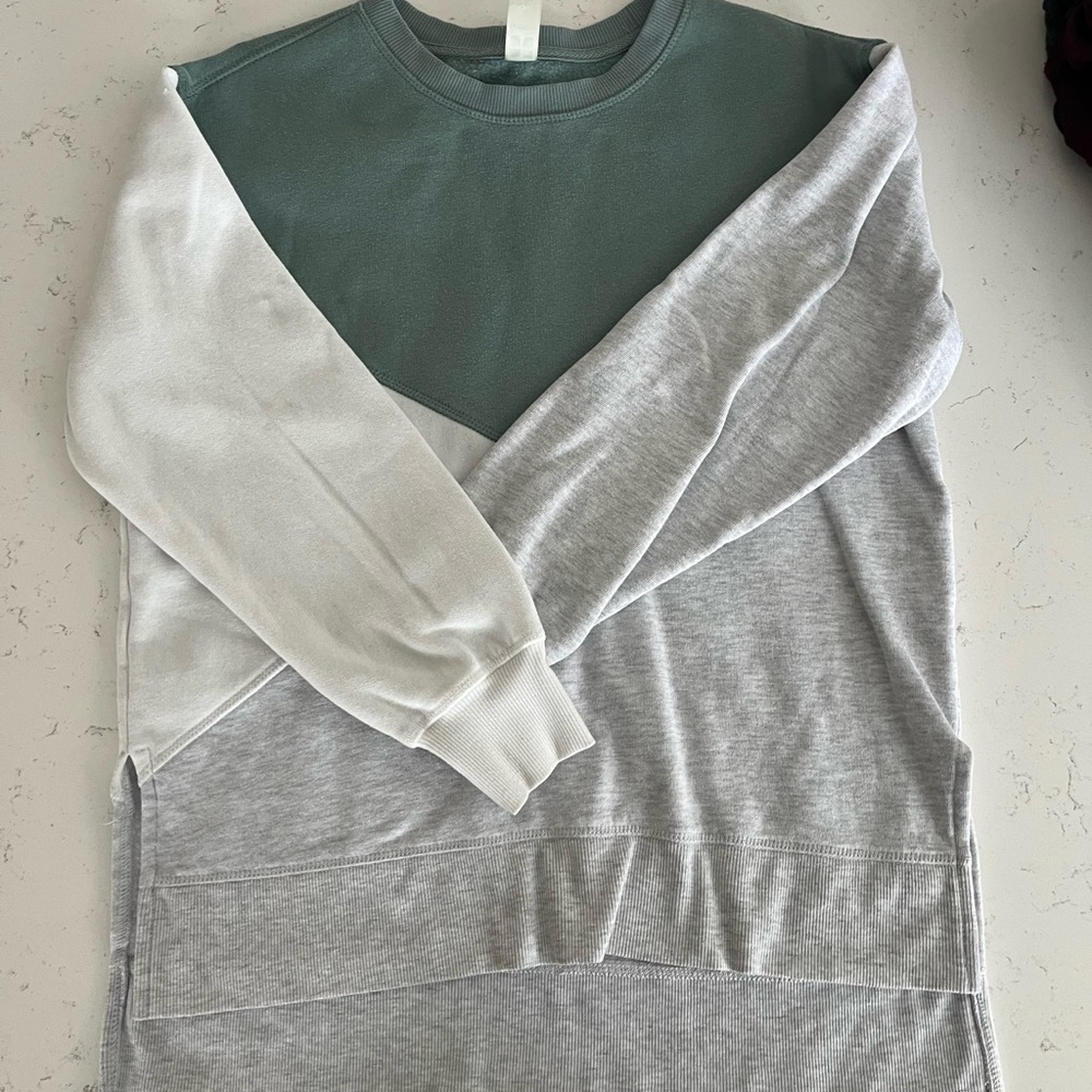 Color block sweatshirt, EUC, worn once. Size Small.  Brand is Green Tea